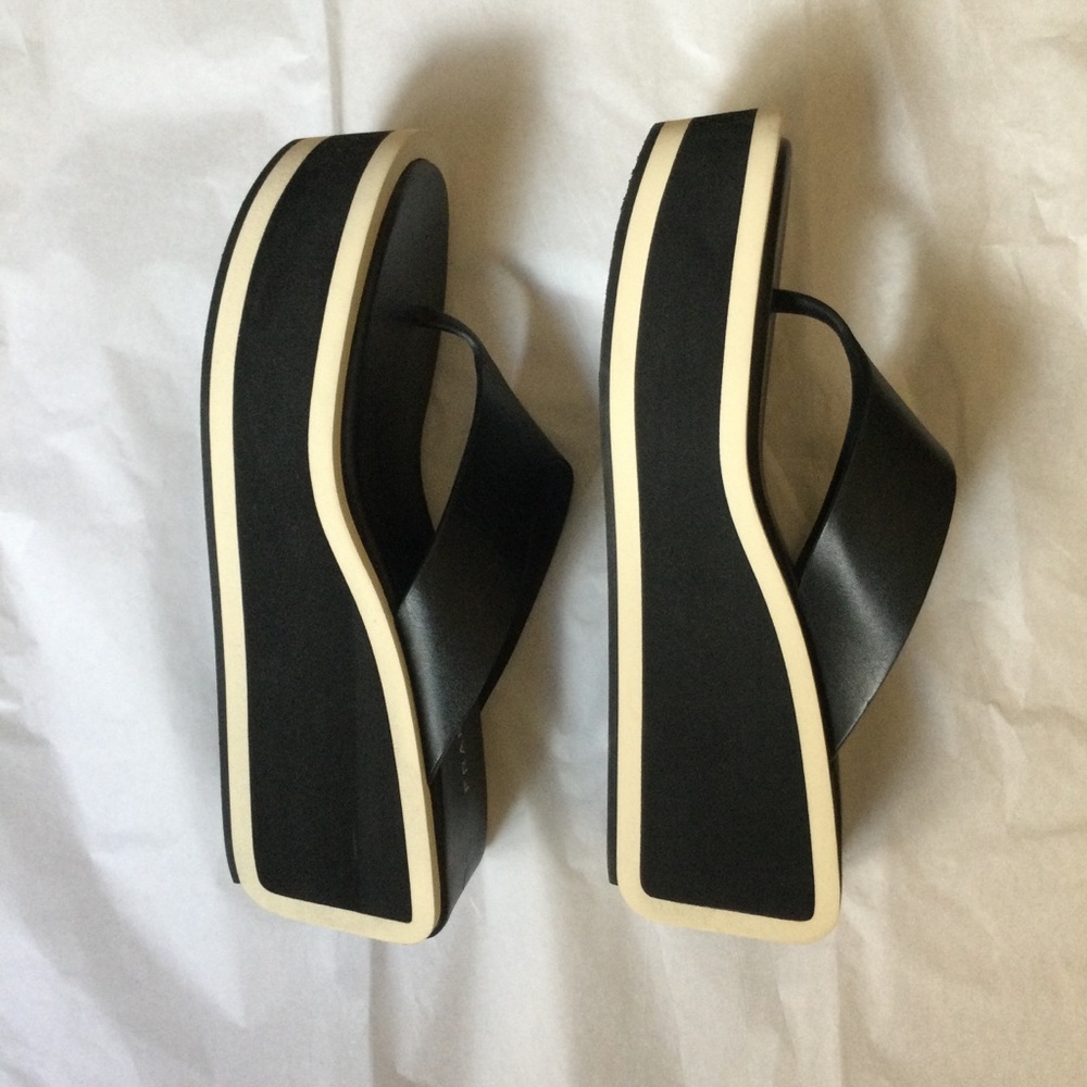 Frame Sandals - Picture 3 of 10